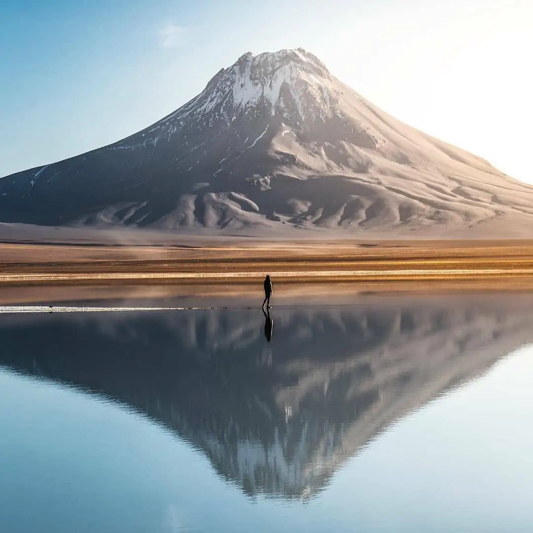 Volcán Licancabur reflejado en una laguna de altura en el desierto de Atacama