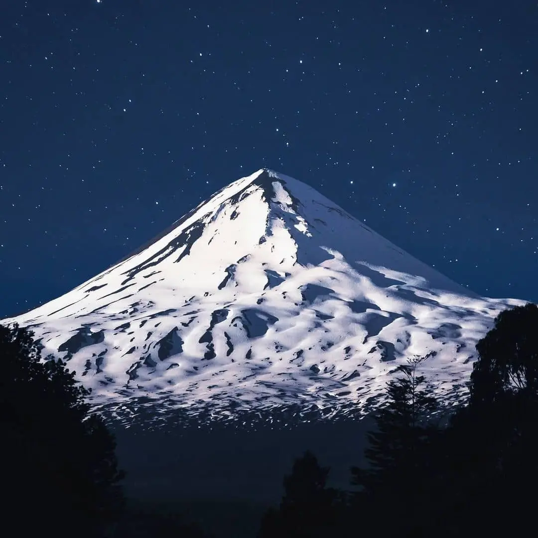 Volcán Llaima cubierto de nieve bajo un cielo estrellado