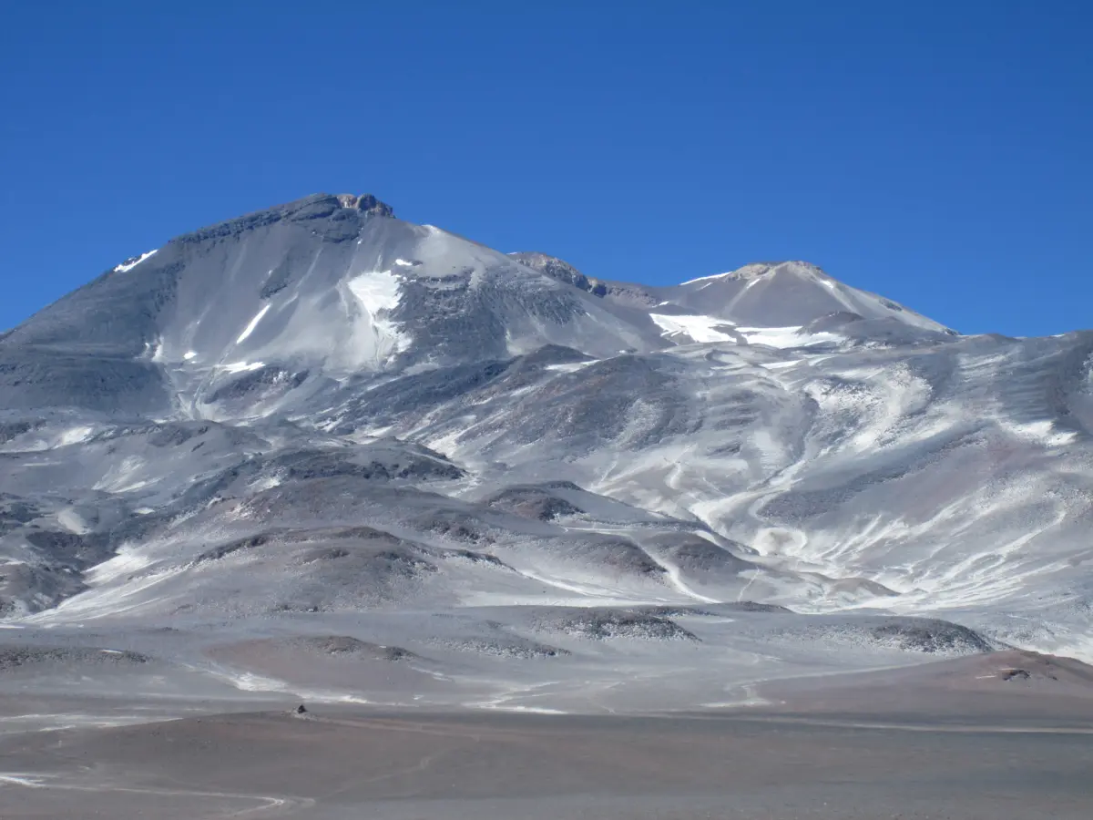 Volcán Ojos del Salado elevándose sobre el desierto de altura de Atacama